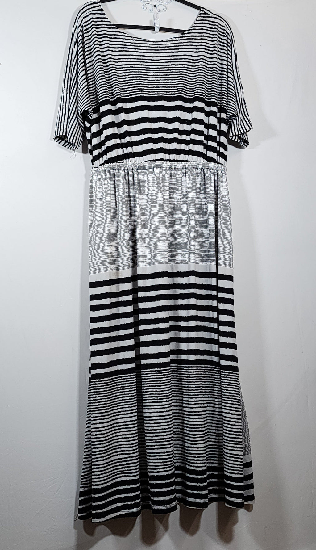 Women's 2X Striped V-Neck Short Sleeve Drawstring-Waist Midi Dress