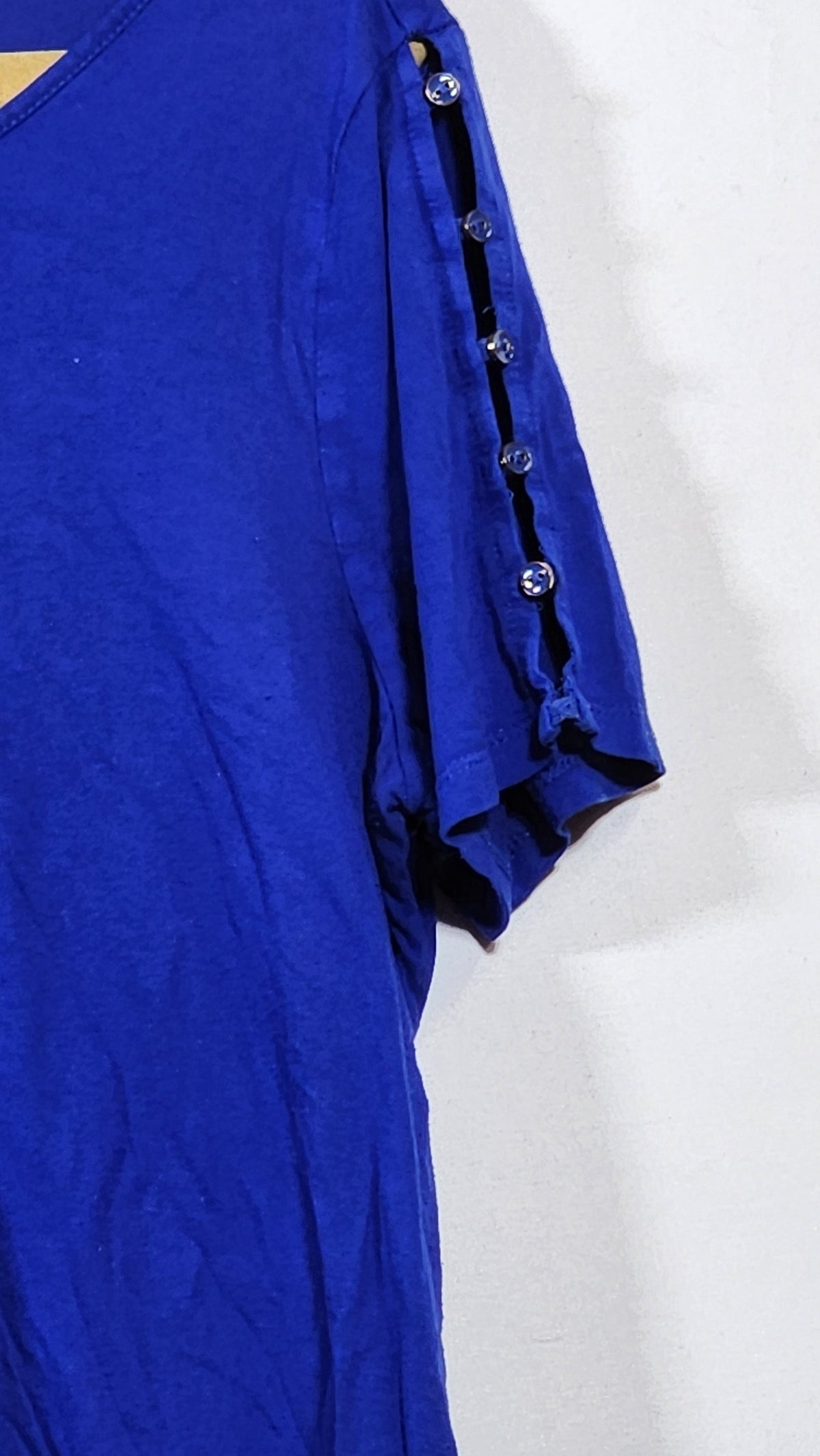 Apanda Women's XL Short Sleeve Top with Button-Detail Sleeves - Image 4