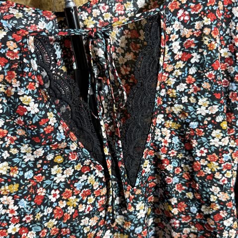 Women's Floral Lace-Trim Tie-Neck Blouse with Smocked Cuffs - Image 5