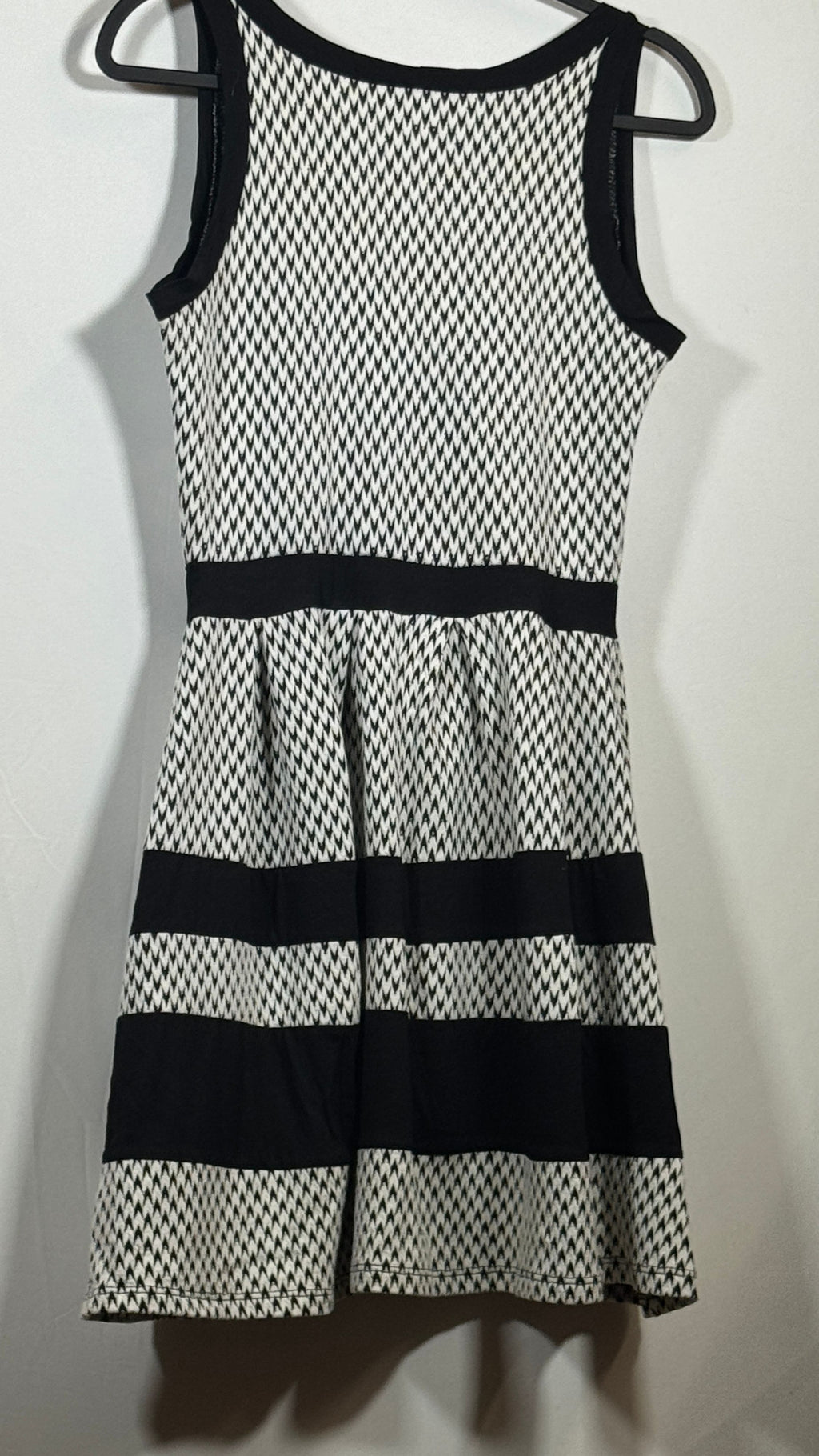 Gilli Medium Sleeveless Dress Black and White Patterned Knit - Image 3