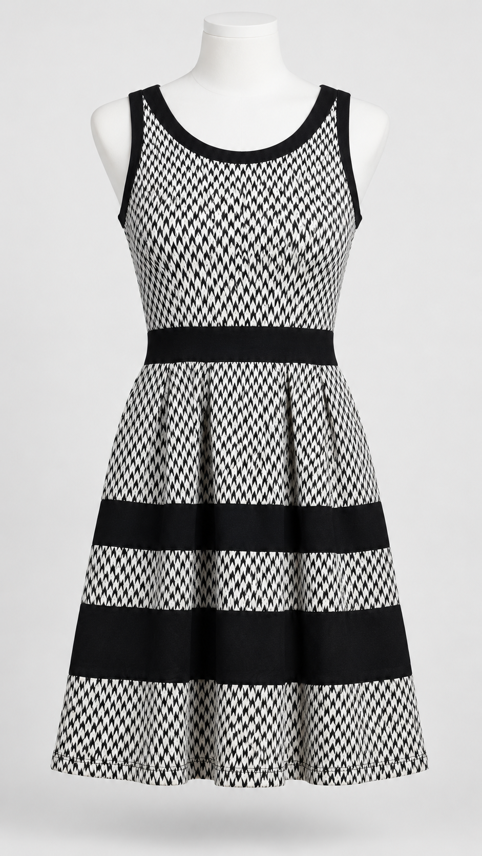 Gilli Medium Sleeveless Dress Black and White Patterned Knit - Image 1