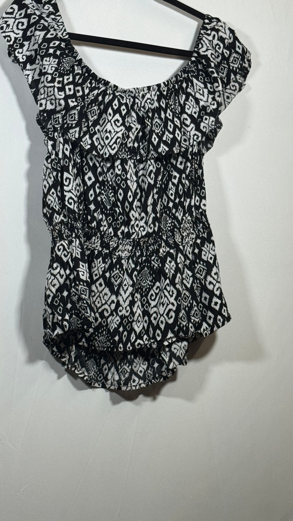 Old Navy XXL Black and White Abstract Pattern Blouse Ruffle Detail - Image 3