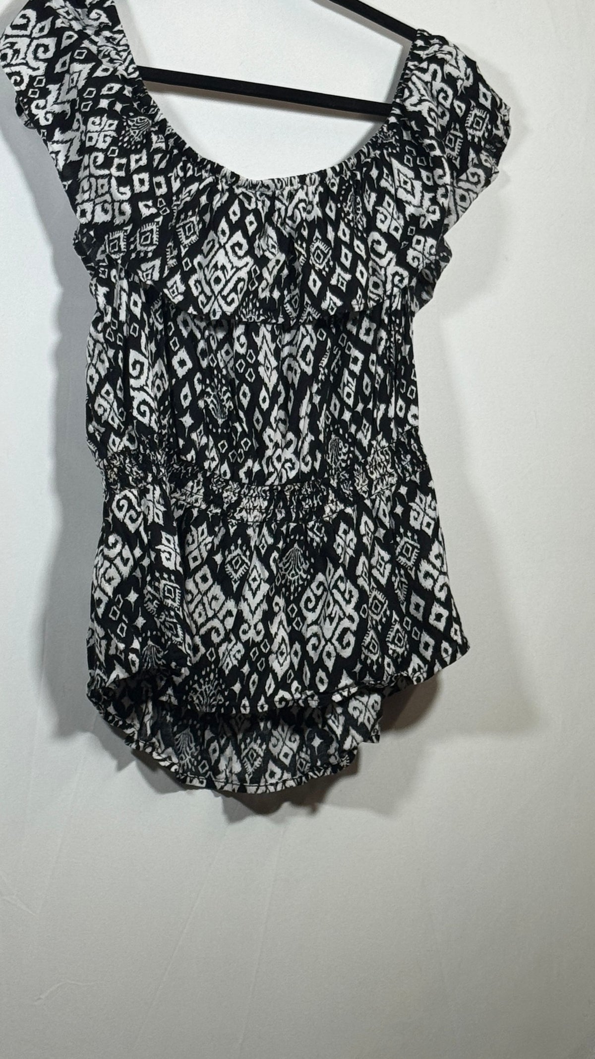 Old Navy XXL Black and White Abstract Pattern Blouse Ruffle Detail - Image 3