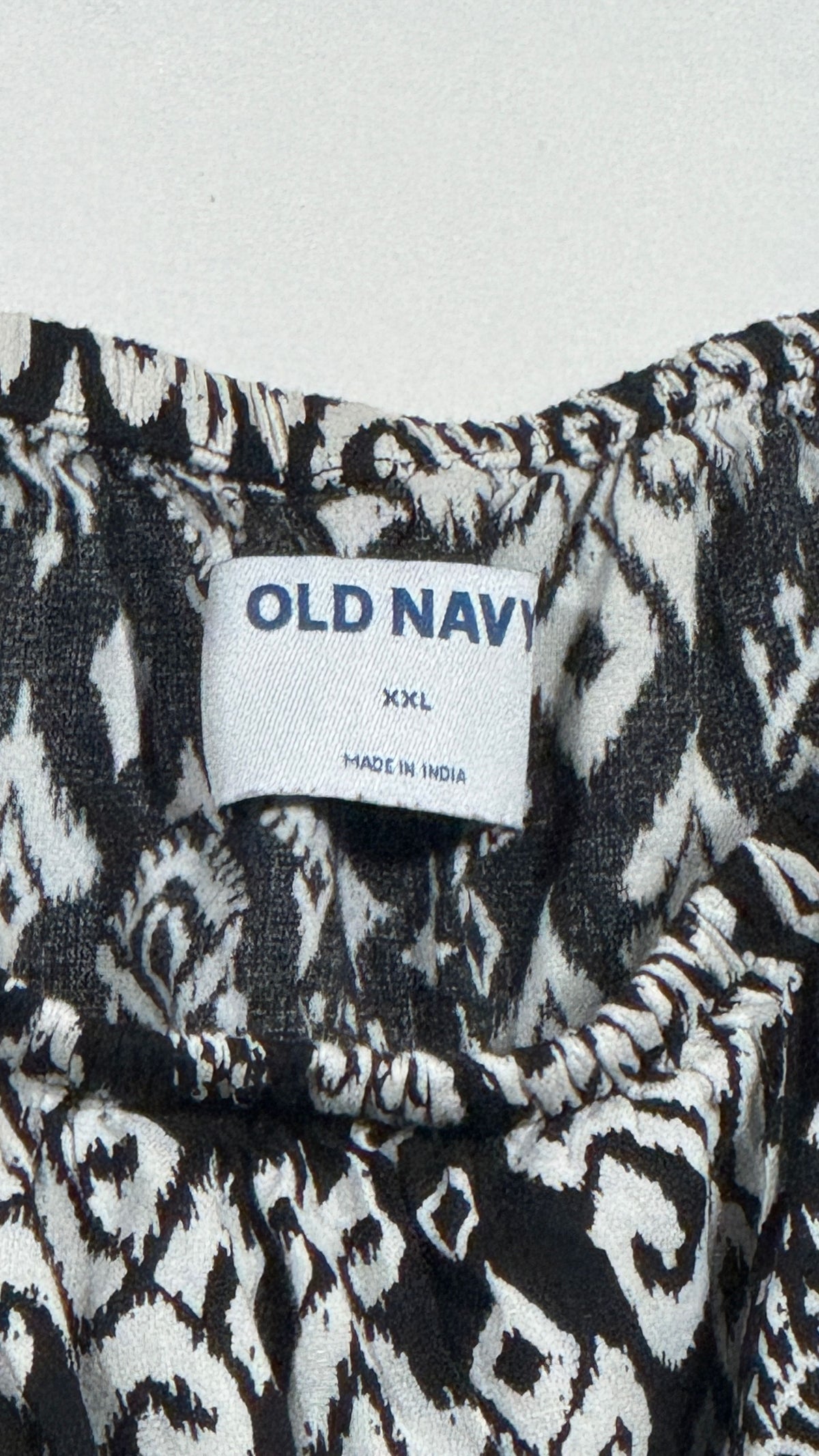 Old Navy XXL Black and White Abstract Pattern Blouse Ruffle Detail - Image 4