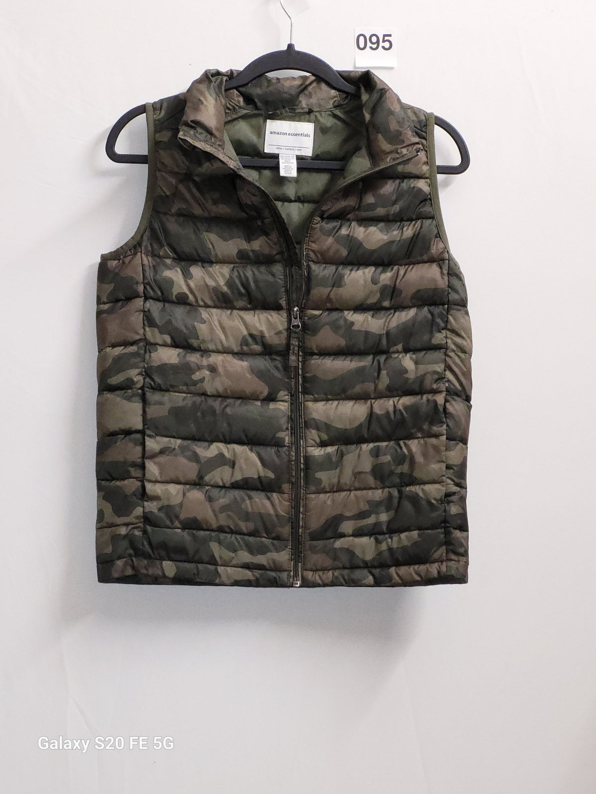 Amazon Essentials Boys' Lightweight Water-Resistant Packable Puffer Vest Camouflage - Image 2
