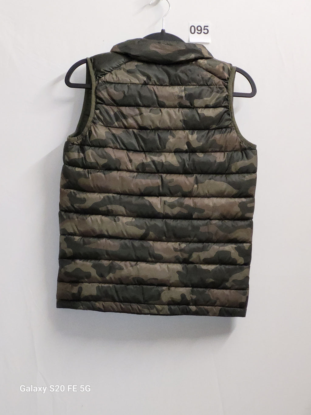 Amazon Essentials Boys' Lightweight Water-Resistant Packable Puffer Vest Camouflage - Image 3