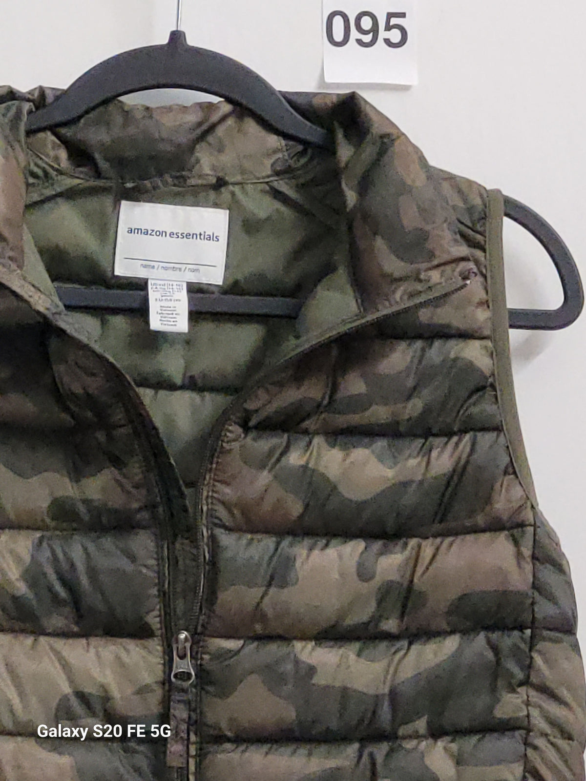 Amazon Essentials Boys' Lightweight Water-Resistant Packable Puffer Vest Camouflage - Image 4